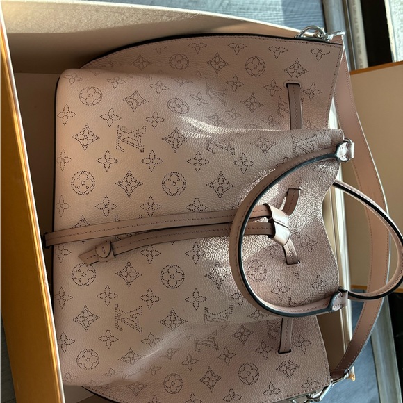 Louis Vuitton Magnolia Monogram Mahina Girolata - Picture 9 of 13